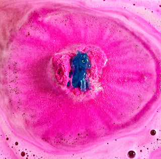 Zimpli Kids Baff Bombz Unicorn Surprise Classic Unicorn - bath bomb fizzing in water with hidden collectible toy